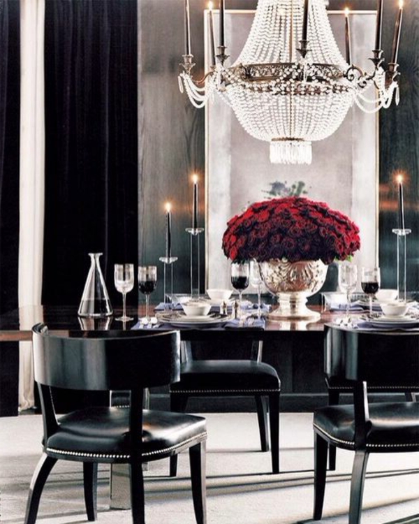 salle-à-manger-table-rangé-fleurs-roses-rouge-et-noir-lustre-baroque