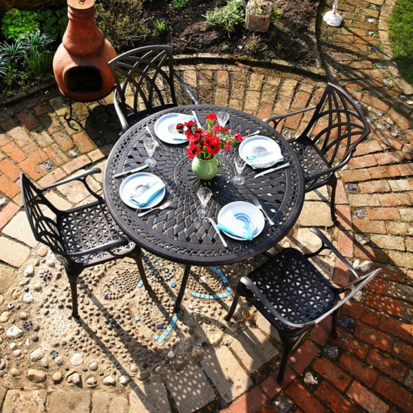 salon-de-jardin-en-aluminium-une-table-ronde-et-quatre-chaises-élégantes