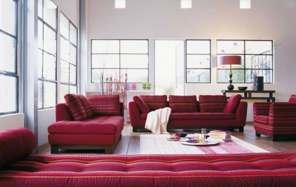 salon-roche-bobois-sofas-rouges-et-salle-blanche