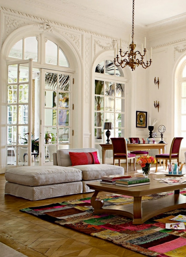 salon-roche-bobois-tapis-superbe-multicolore-des-portes-arquées-et-plafonnier-baroque