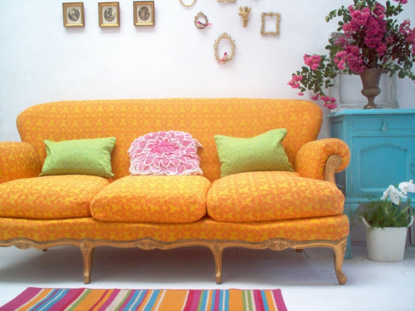sofa-orange-décoration-pas-cher-budget-tapis-en-couleurs
