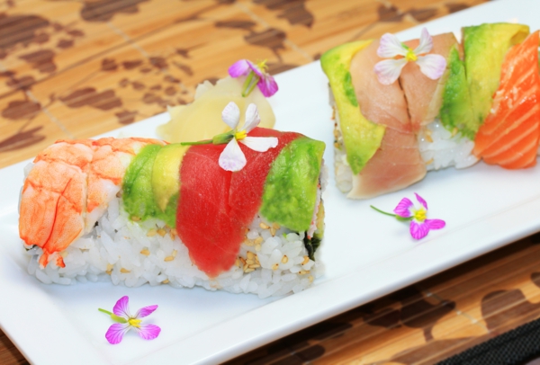 sushi-avec-des-fleurs-riz-poisson-bien-décoré