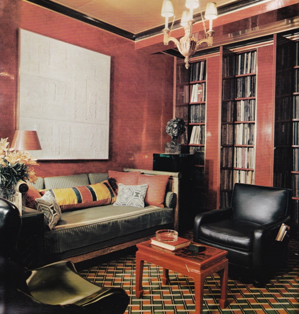 suspension-baroque-intérieur-contemporain-lustre-séjour-rouge-et-noir