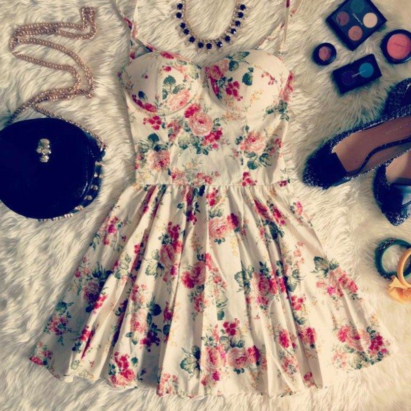 tenue-de-jour-comment-porter-une-robe-bustier-florale