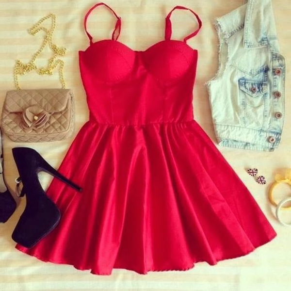 tenue-de-jour-comment-porter-une-robe-bustier-rouge-accessoires