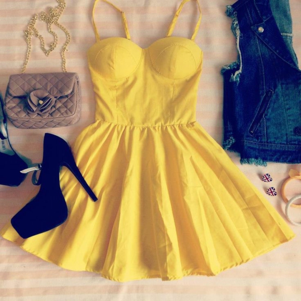 tenue-du-jour-robe-quotidienne-styler-une-robe-bustier-jaune-accessoires