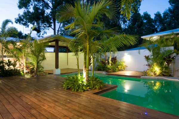 terrasse-en-bois-ou-composite-jardin-tropical-avec-jolie-piscine