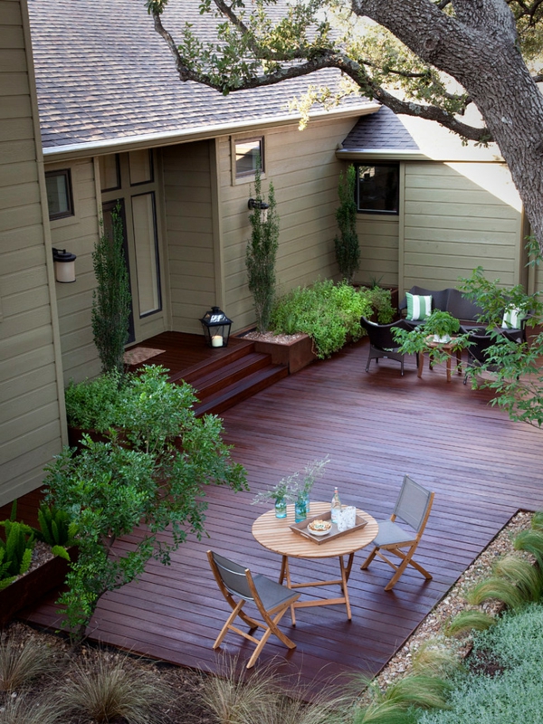 terrasse-en-bois-ou-composite-maison-traditionnelle-avec-extérieur-moderne