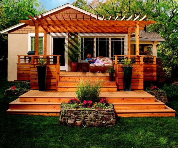 terrasse-en-bois-ou-composite-petite-maison-avec-extérieur-impressionnant