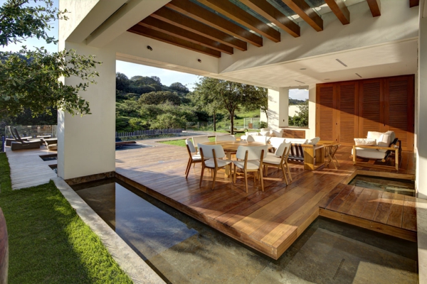 terrasse-en-bois-ou-composite-terrains-extérieurs-modernes