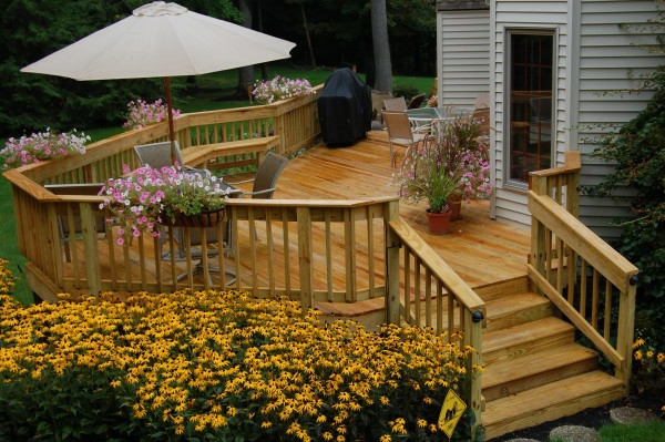 terrasse-en-bois-ou-composite-terrasse-extérieure-coquette