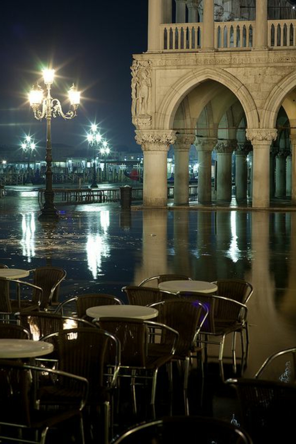 une-place-à-la-soirée-Les-vues-de-Venise-jolies-belles-monuments