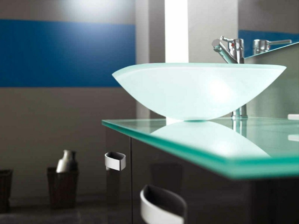 vasque-en-verre-asymétrique-designs-modernes-dans-la-salle-de-bains