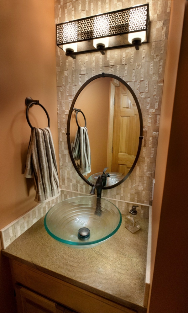 vasque-en-verre-éclairage-fantastique-et-miroir-oval-dans-une-salle-de-bains