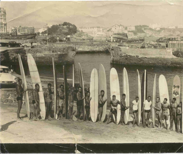 vieux-photo-des-surfeurs-XX-siècle-surfs