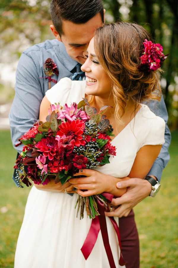 1-bouquet-de-mariée-original-rouge-fleurs