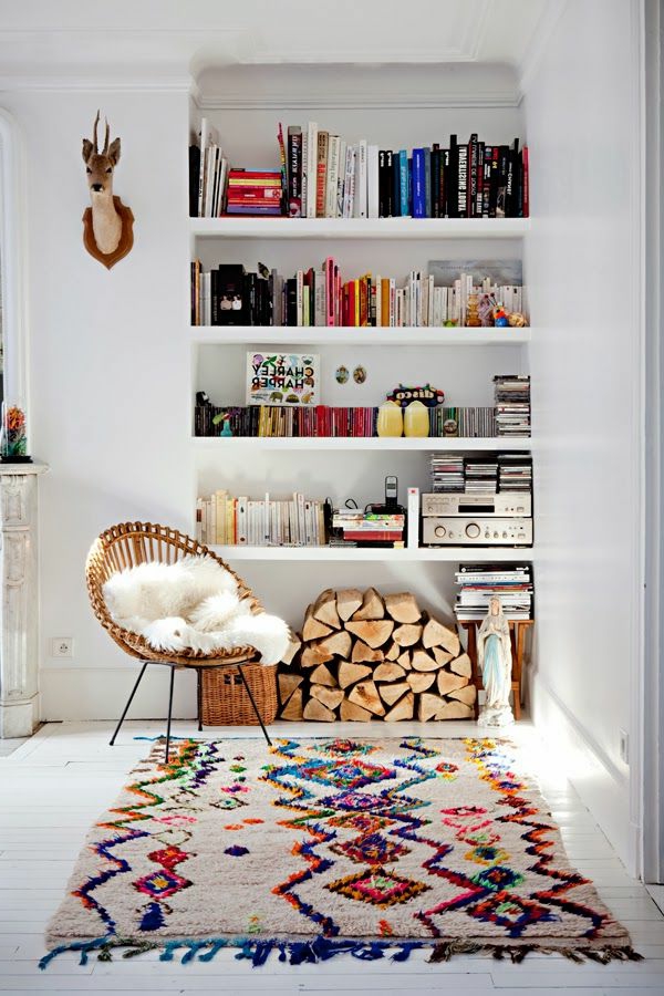 1-chaise-de-bureau-blanc-tapis-coloré-intérieur