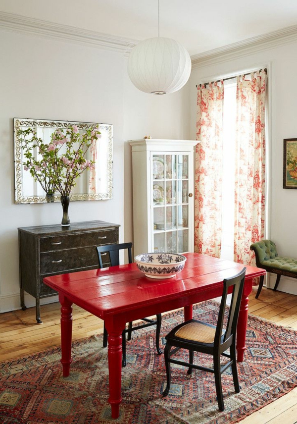 1-table-rouge-cuisine-tapis-coloré