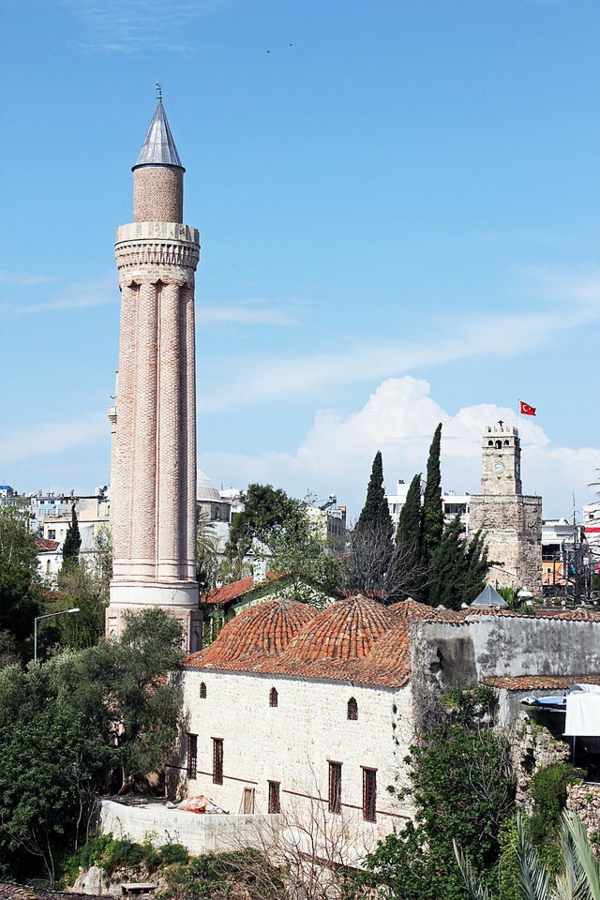 Antalya-Yivli-Minare-Le-minaret-canelé-la-mosquée-à-six-domes-la-tour-romaine-de-l'horloge