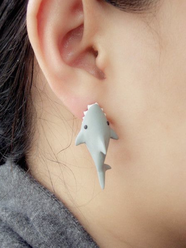 Boucles-d-oreilles-originales-requin-idees-creatives-cheurque-qui-mange-l'oreille