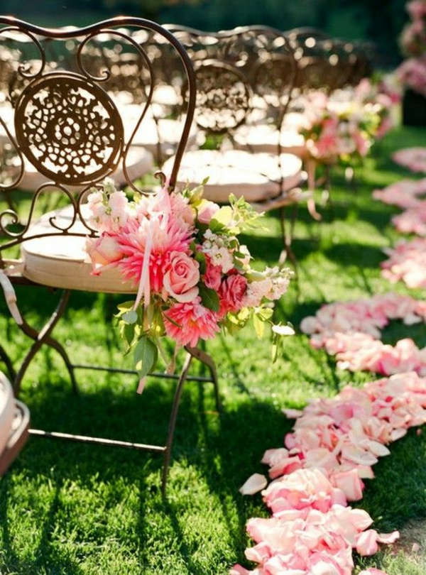 Décoration-florale-mariage-heureux-chaises-coeur