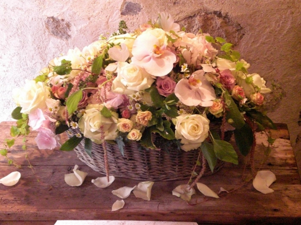 Décoration-florale-mariage-heureux-roses-blanches