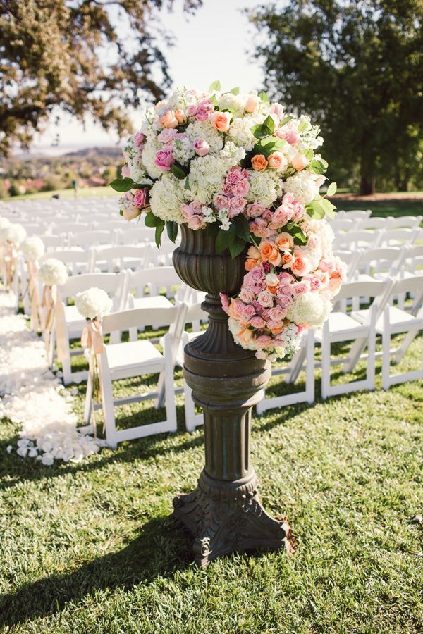 Décoration-florale-originale- mariée-cérémonie-chaises