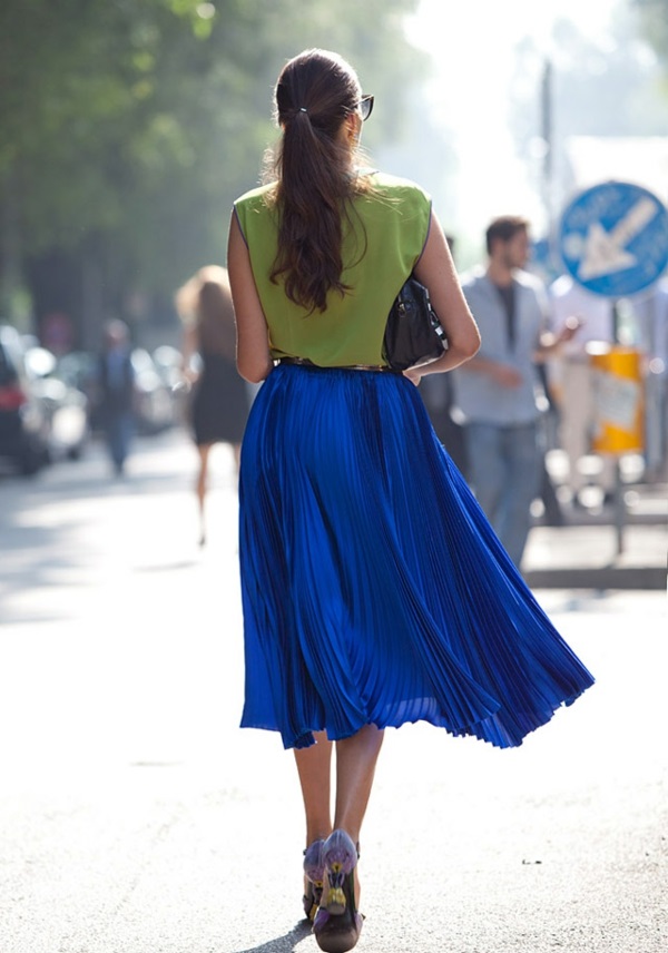 Fringues-à-la-mode-inspirée-par-le-swing-jupe-bleue-plissé-haut-taille