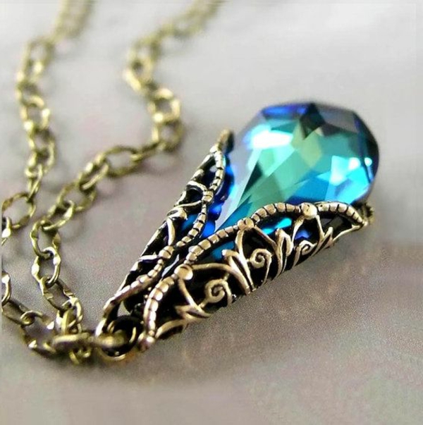 Idée-cadeau-original-Swarovski-collier-bleu-magique