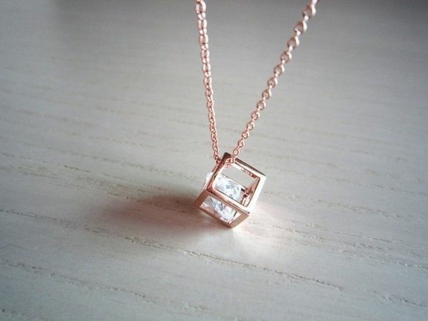 Idée-cadeau-original-Swarovski-collier-cube