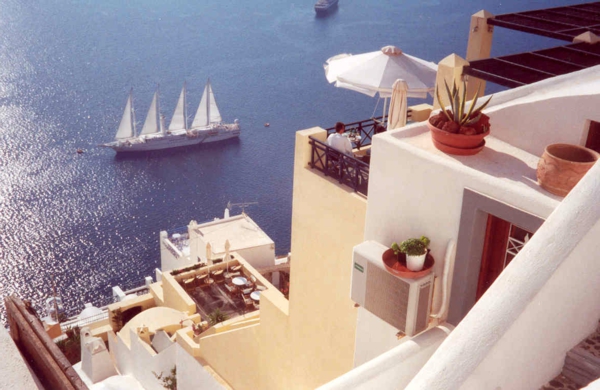 Ile-de-Santorin-paysage-joli-un-des-bateaux-terrasses