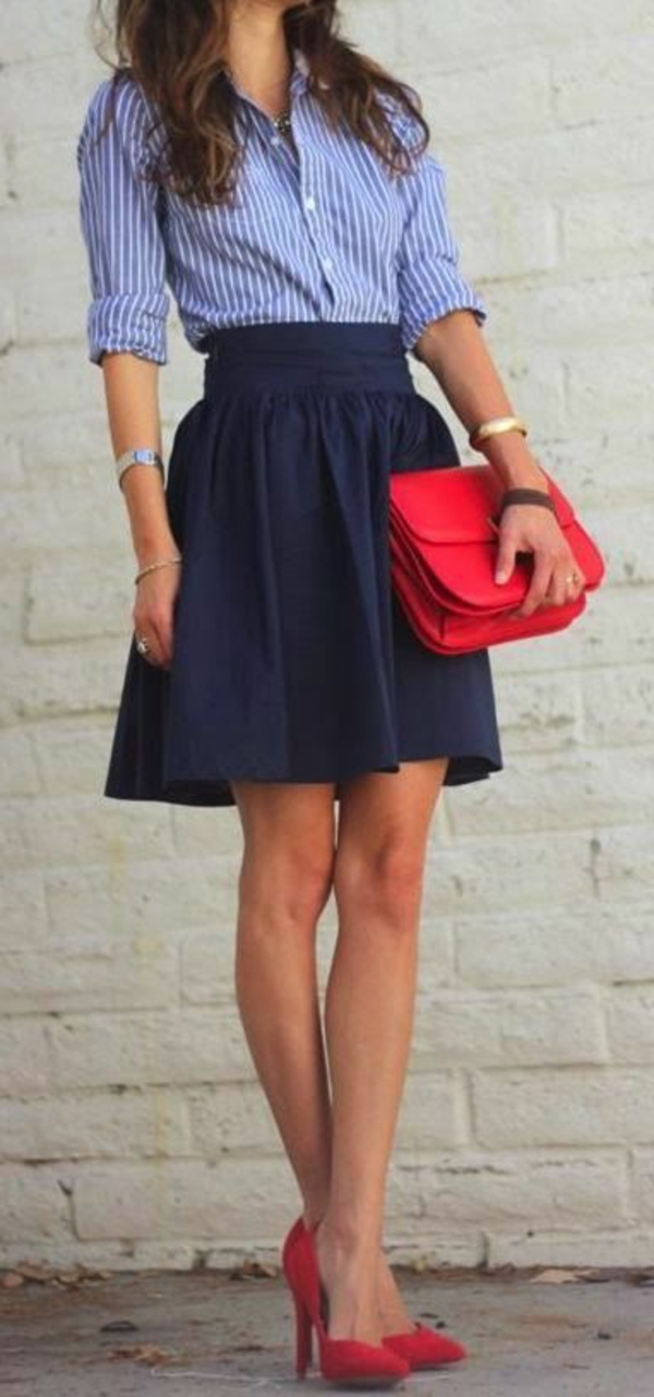 Jupe-cuir-vetements-jolies-style-rouge-accessoires-chemise-bleue