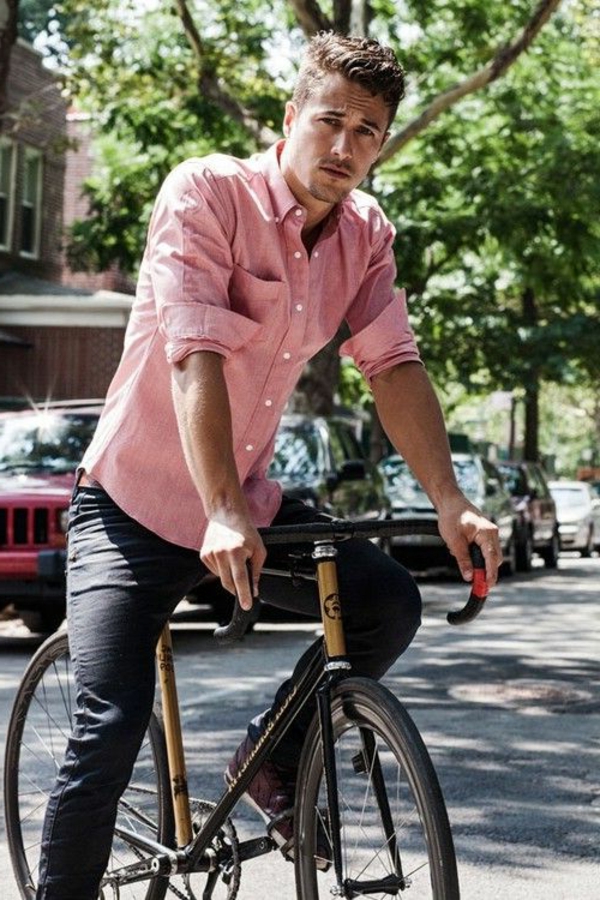 La-jolie-de-bicyclette-tenue-de-sport-chemise-resized