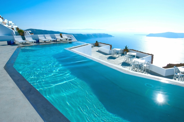 L’ile-de-Santorin-vacances-merveilleuses-piscine-infinit