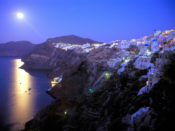 Santorin-un-ile-jolie-destination-touristique-nuit-paysage-nocturne-de-Santorin