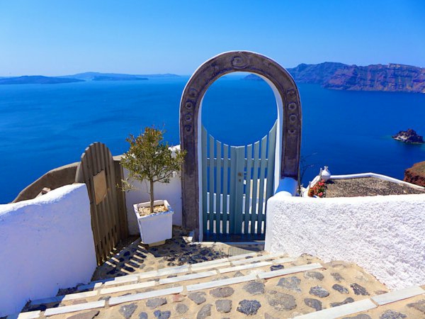 Santorin-un-ile-jolie-destination-touristique-porte