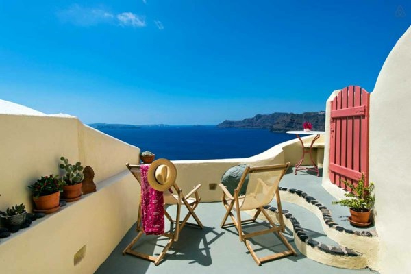 Santorin-un-ile-jolie-destination-touristique-terasse-chaises