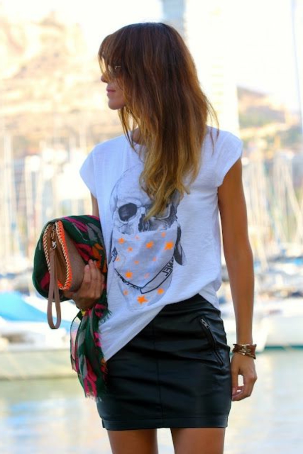 Tendances-tenue-complete-jupe-en-cuir-blanche-t-shirt