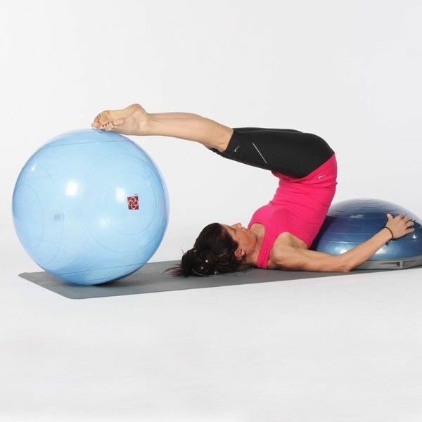 ballon-de-gymnastique-flexibilité-avec-un-ball-de-gym