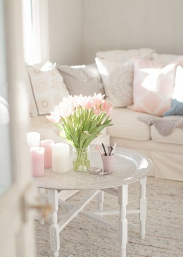 bougies-décoratives-chambre-blanche-sofa-coussins-jolie-fille-fleurs-sur-table-vase