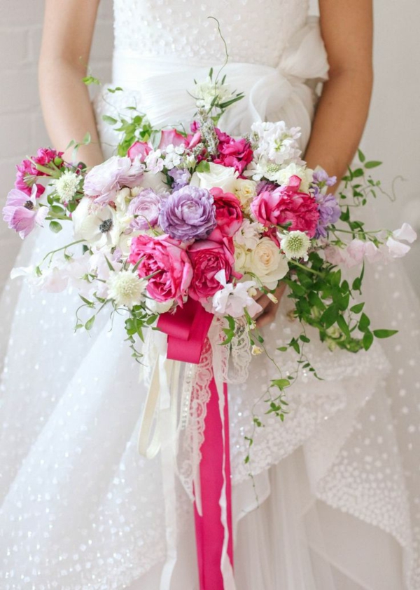 bouquet-de-mariée-rose-et-violet-en-cascade-retombant