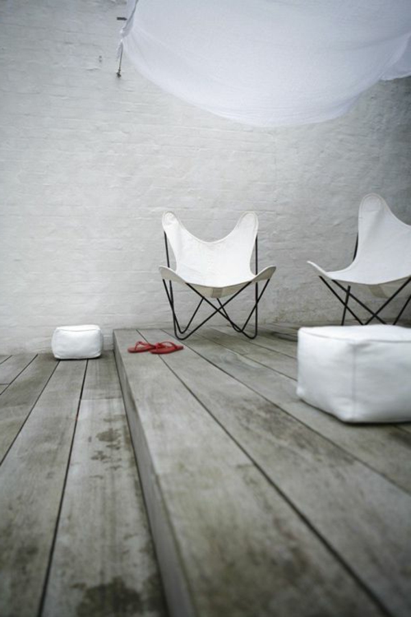 chaise-papillon-blanche-extérieur-moderne