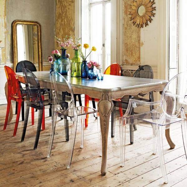 chaise-transparente-chaises-colorées-autour-d'une-table-baroque