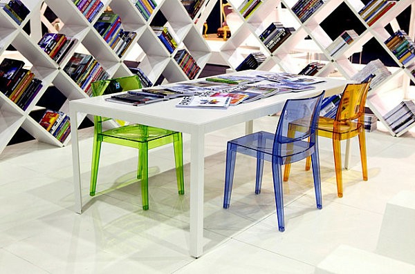 chaise-transparente-chaises-colorées-transparentes