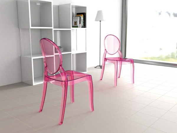 chaise-transparente-deux-petites-chaises-roses