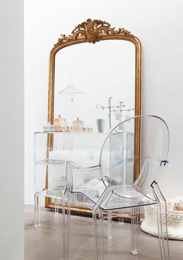 chaise-transparente-grand-miroir-à-l'encadrement-baroque