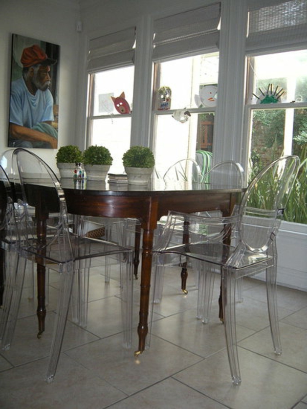 chaise-transparente-la-chaise-de-philippe-starck-et-une-grande-table-ronde