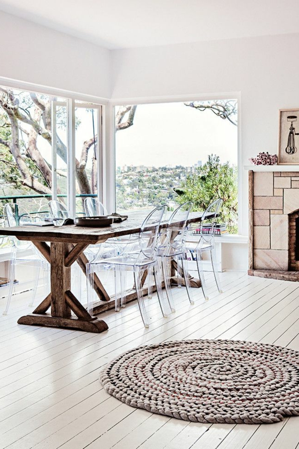 chaise-transparente-salle-superbe-lumineuse-tapis-rond-beige-grande-table