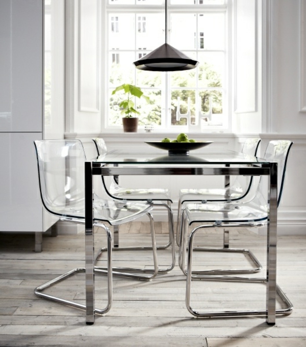 chaise-transparente-table-en-acier-suspension-noire