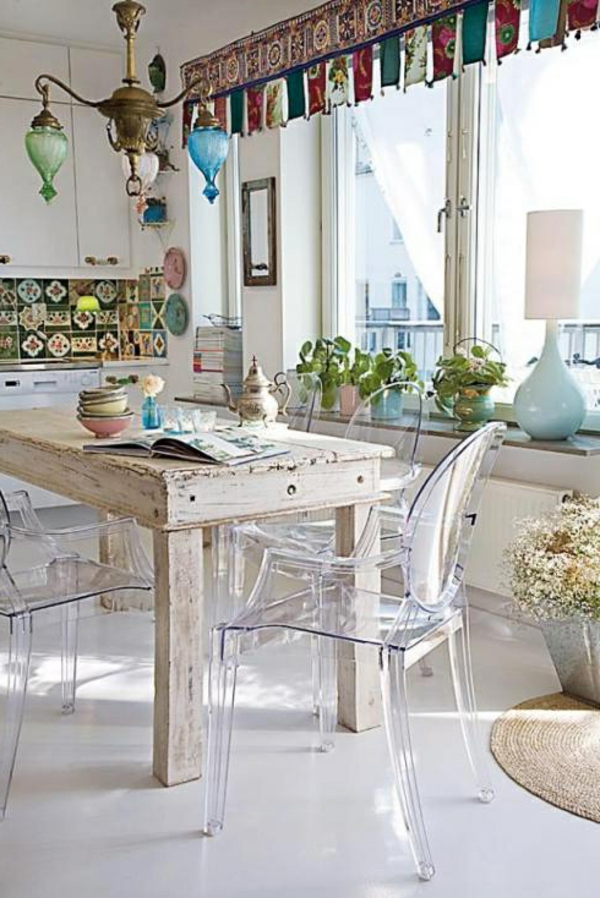 chaise-transparente-table-vintage-plafonnier-oriental